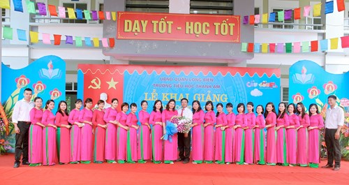 Thầy và trò trường Tiểu học Thanh Am náo nức ngày khai trường.